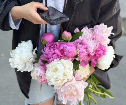 How To Take A Feed-Worthy Pic Of Your Farm Fresh Blooms